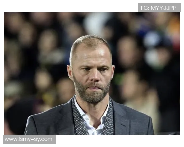 《足球场上突然现身篮球巨星他如何带领球队逆袭成为传奇》 《足球场上突然现身篮球巨星他如何带领球队逆袭成为传奇》