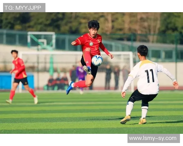 卷发中场闪耀绿茵赛场智慧与艺术交织的足球灵魂