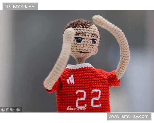 热门足球球星参赛造型精美挂件收藏爱好者必备限量周边推荐