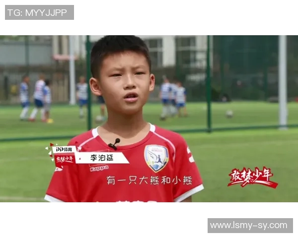 中国足球小将与传奇球星亲密合影 展现青春与梦想的完美碰撞